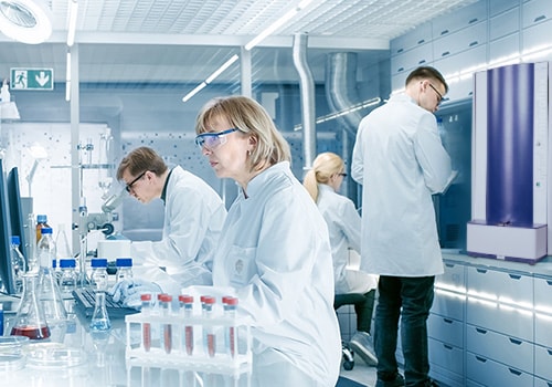 Microbiólogos en un laboratorio
