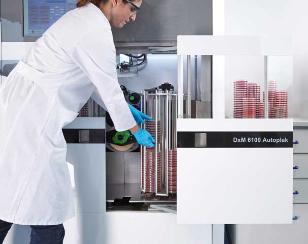 Lab women with DxM Autoplak  media DxM 6100 Autoplak