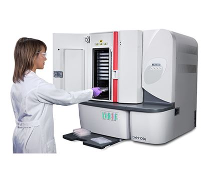 Mujer con bata de laboratorio utilizando el sistema de microbiología DxM MicroScan WalkAway